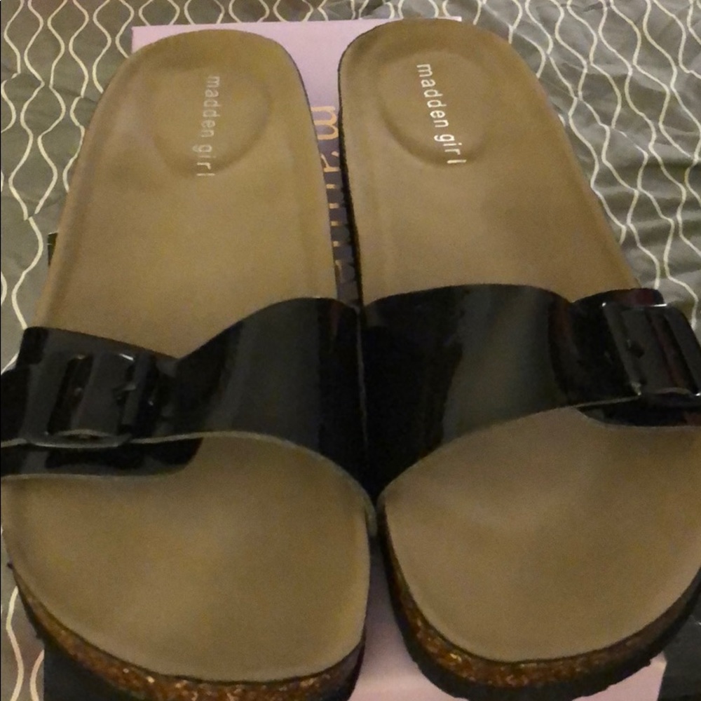 Flat sandal